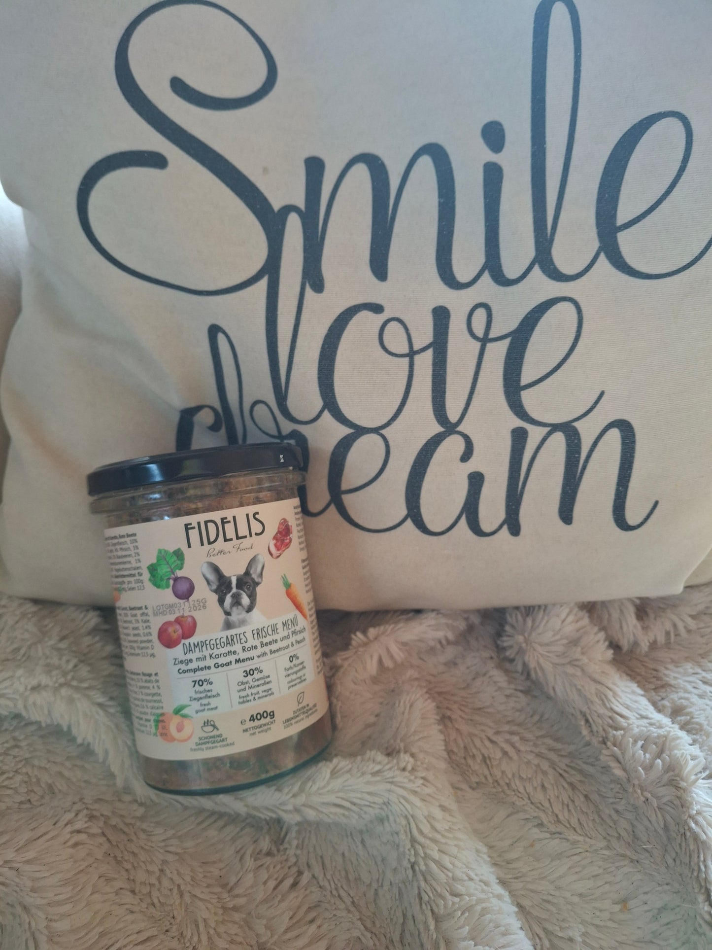 Menu frais pour chien à la Chèvre avec carotte, betterave rouge et pêche