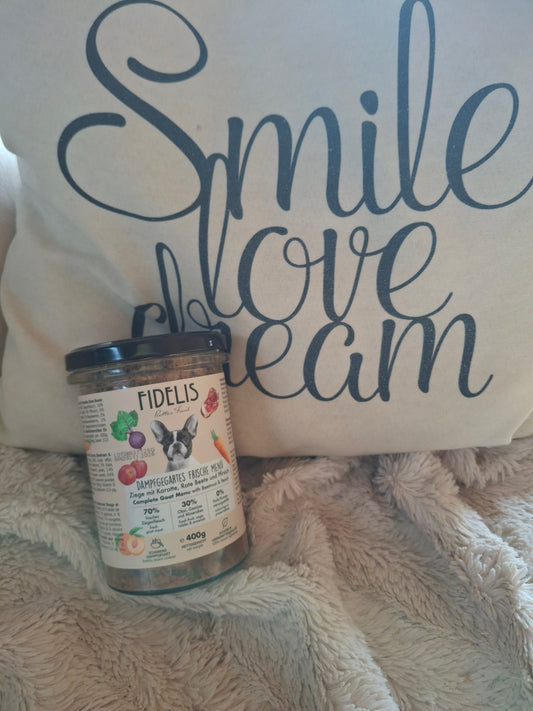 Menu frais pour chien à la Chèvre avec carotte, betterave rouge et pêche